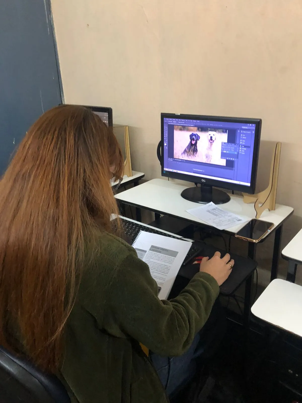 Alumna practicando Diseño Gráfico Publicitario en Photoshop