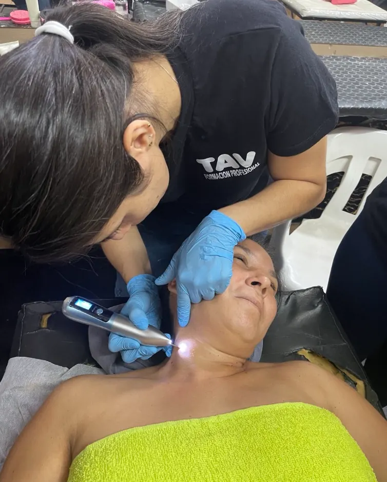 Aplicación de plasma pen en taller profesional
