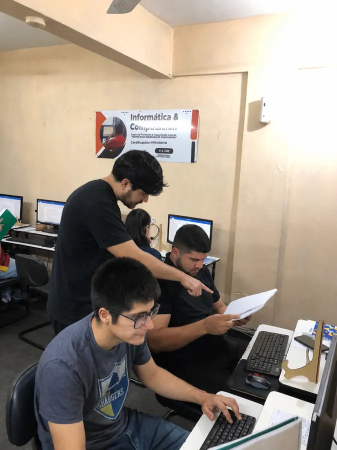Clase de Informática y Computación en laboratorio