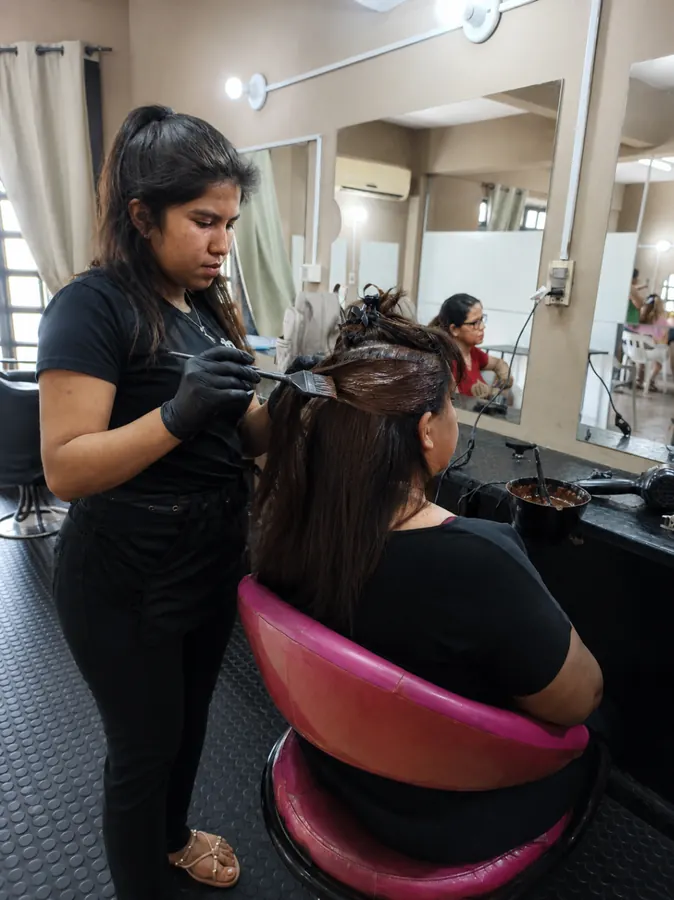 Práctica de coloración y peluquería profesional