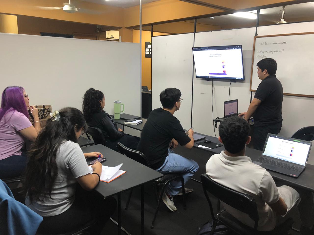 Clase guiada por instructor con apoyo audiovisual