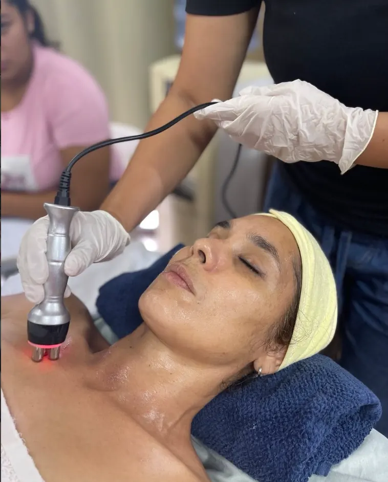 Sesión de radiofrecuencia facial en clase de estética