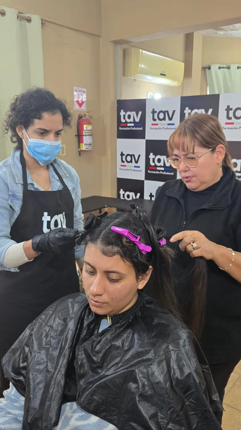 Práctica de colorimetría con instructora en taller de peluquería