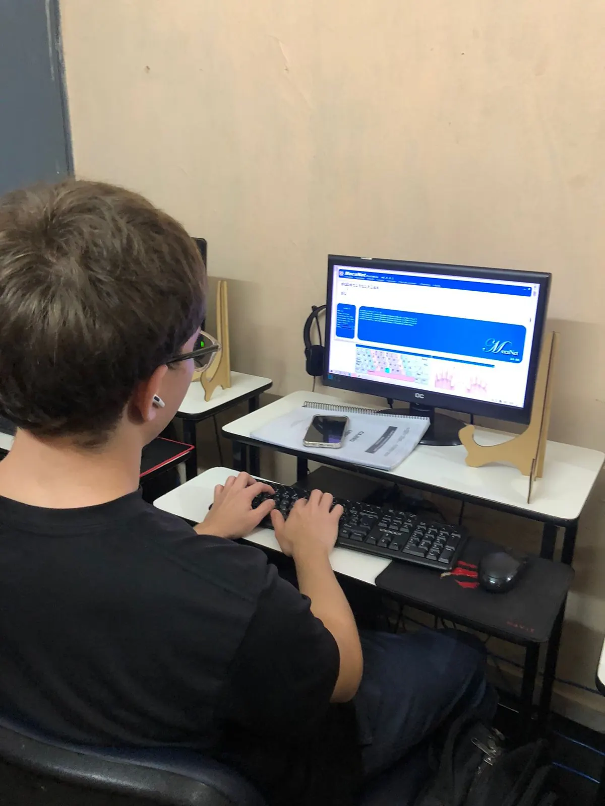 Práctica de Mecanografía con MecaNet en clase de Operador de PC