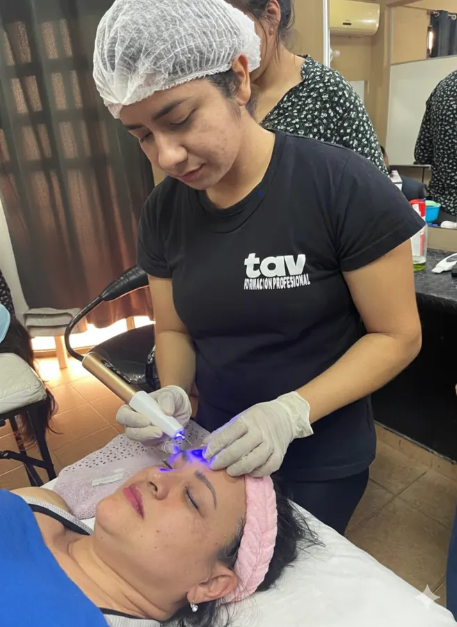 Aplicación de microblading en labios con equipo profesional