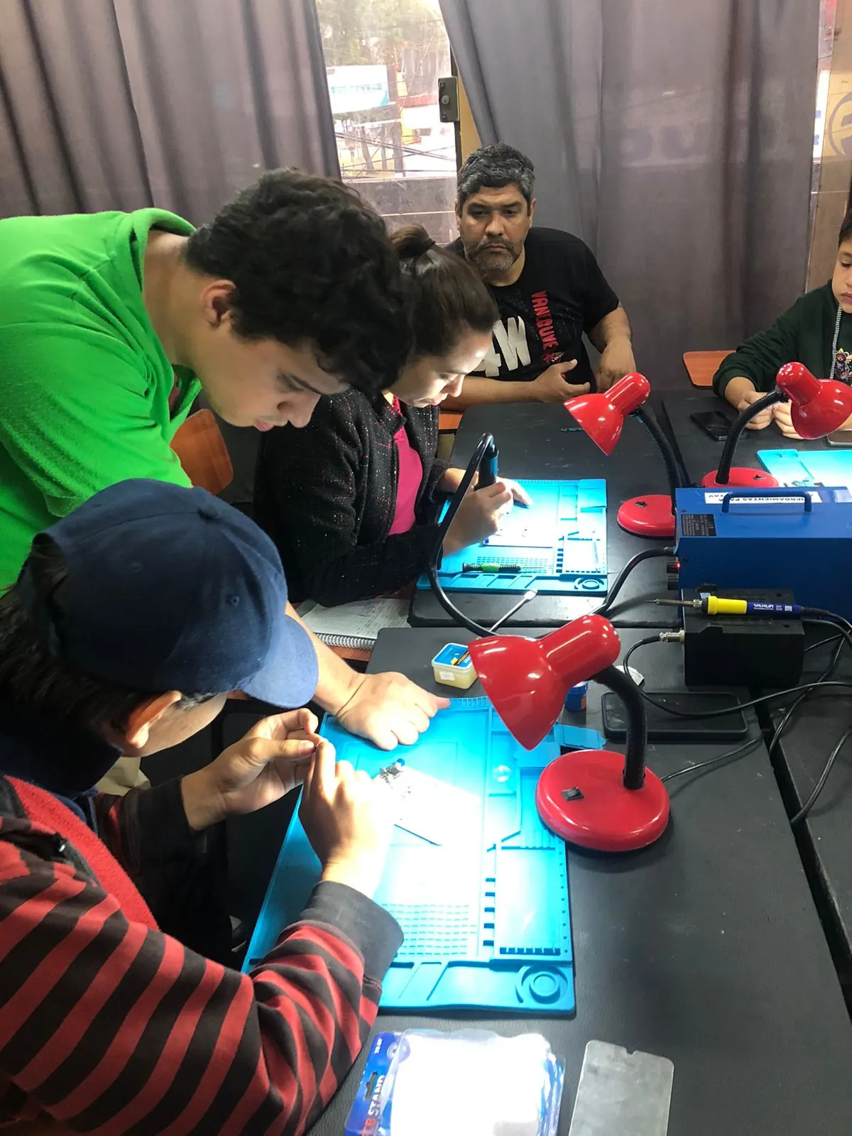 Taller de Técnico en Celulares con soldadura y microscopía