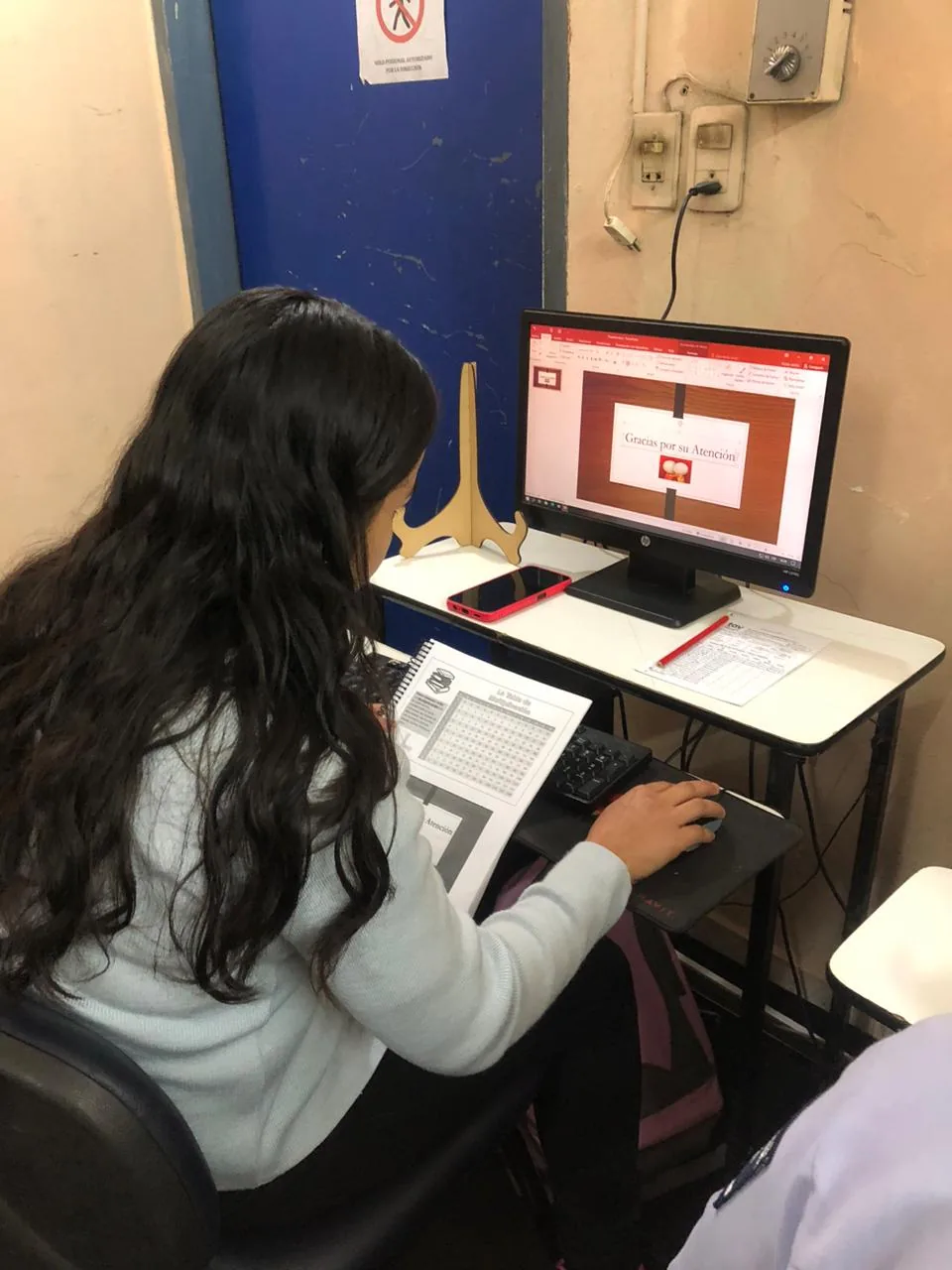 Alumna preparando presentación en clase de Informática TAV