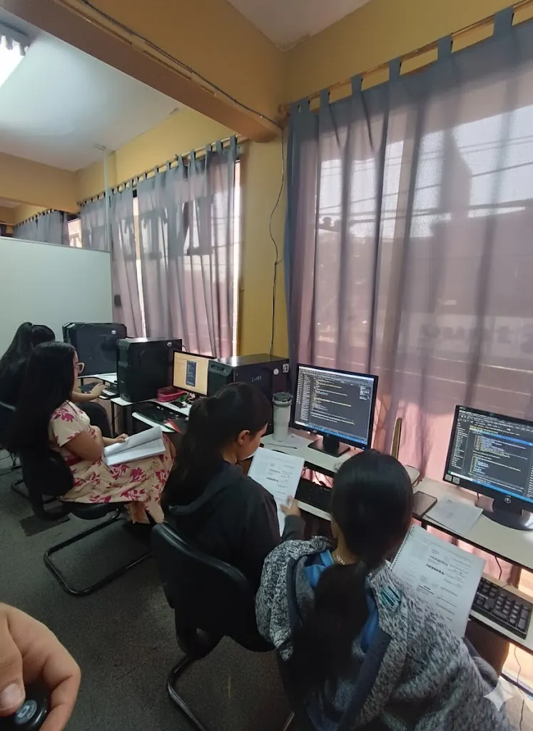 Alumnas en laboratorio de Desarrollo de Software TAV