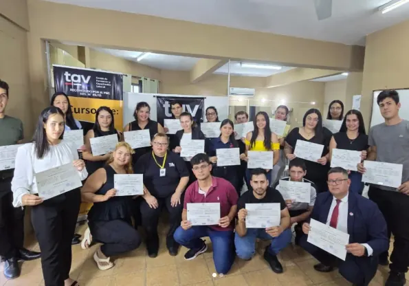 Egresados TAV recibiendo sus certificados oficiales