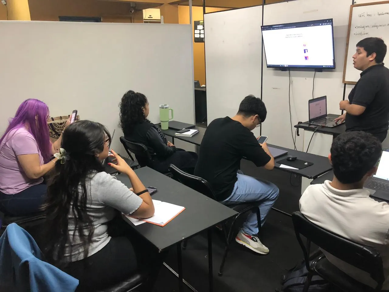 Clase de Marketing Digital con proyector y participación de alumnos