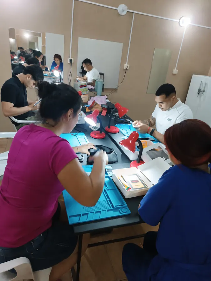 Práctica de Técnico en Celulares con estación de soldadura