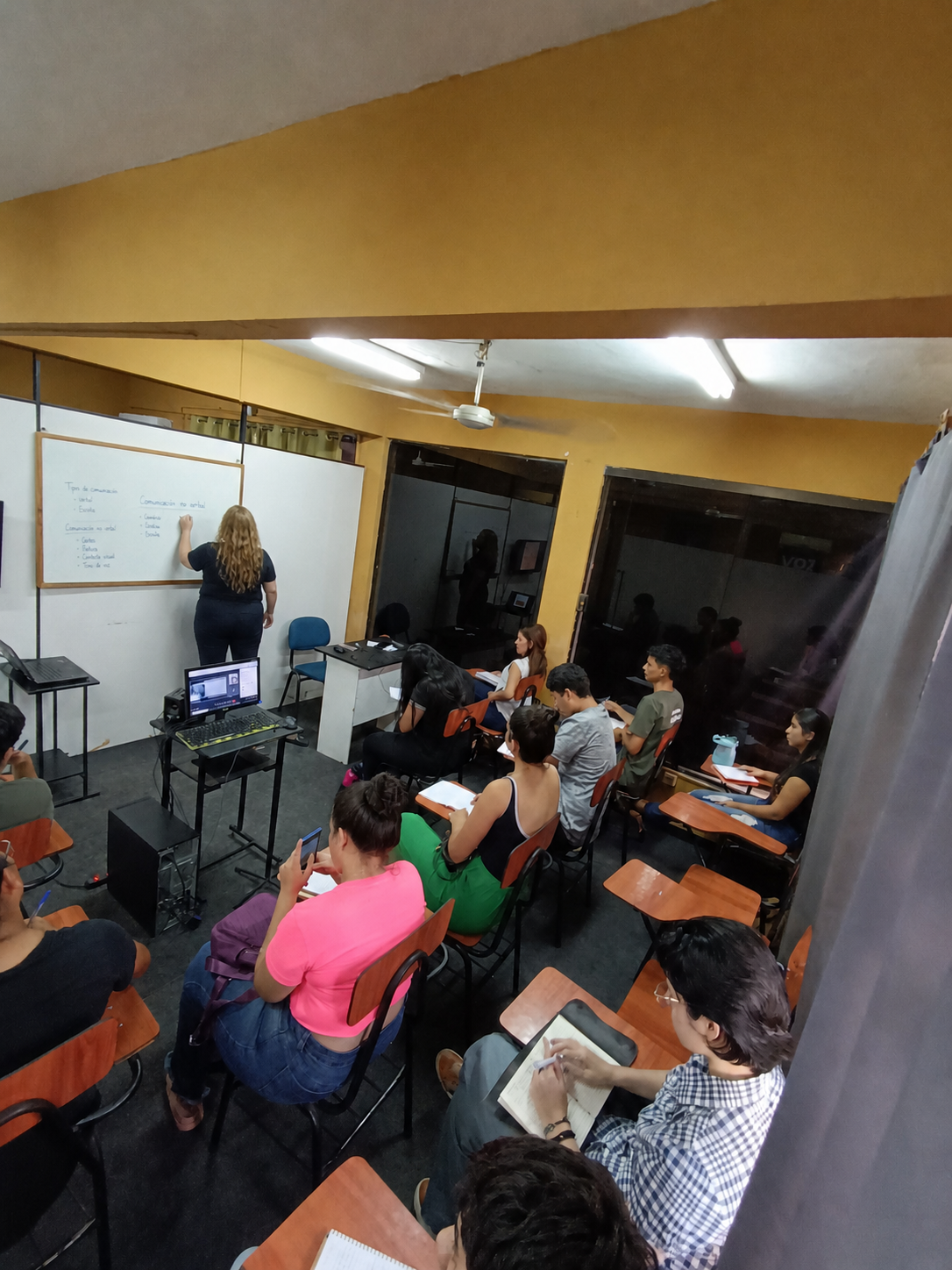 Clase presencial con estudiantes en aula