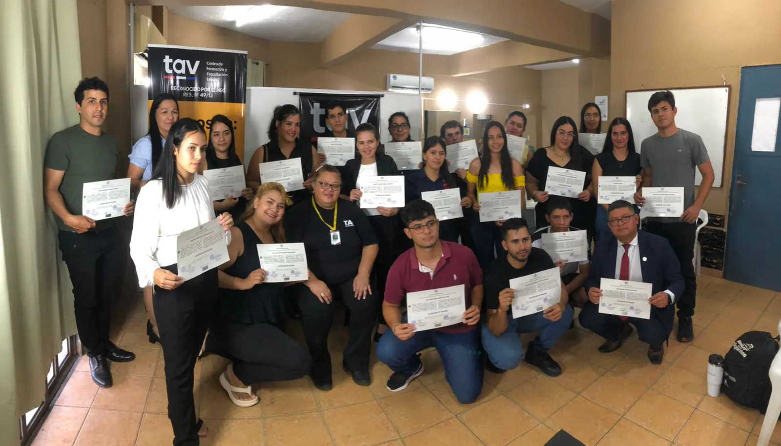 Egresados TAV recibiendo certificados con Res. N° 49/13