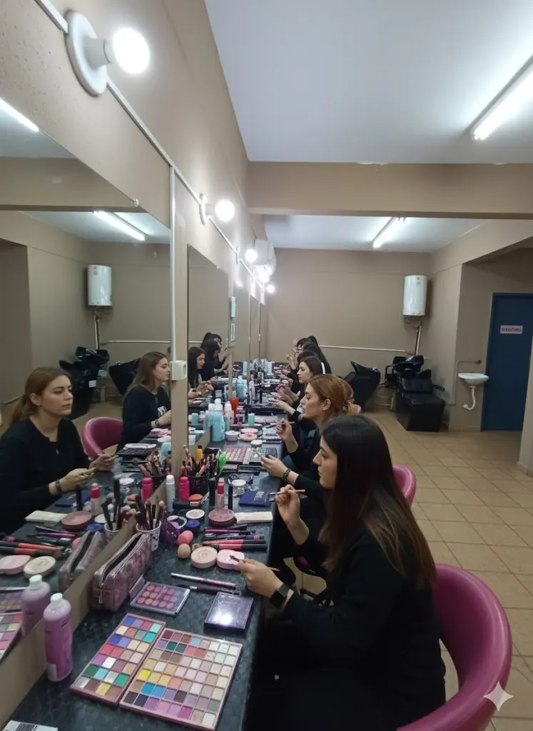 Alumnas practicando maquillaje profesional frente al espejo