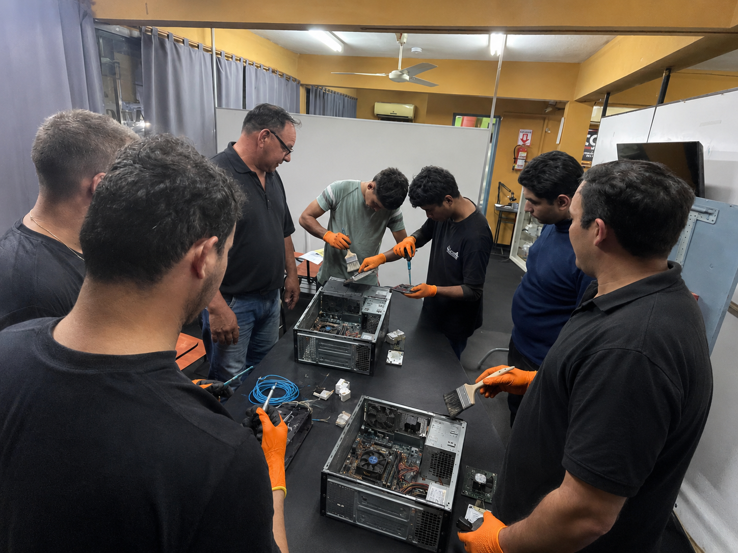 Grupo de estudiantes realizando mantenimiento de computadoras