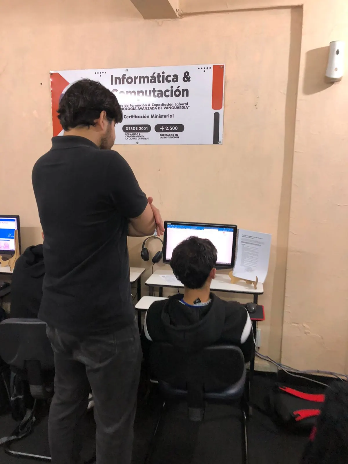 Clase de Informática y Computación con acompañamiento del instructor