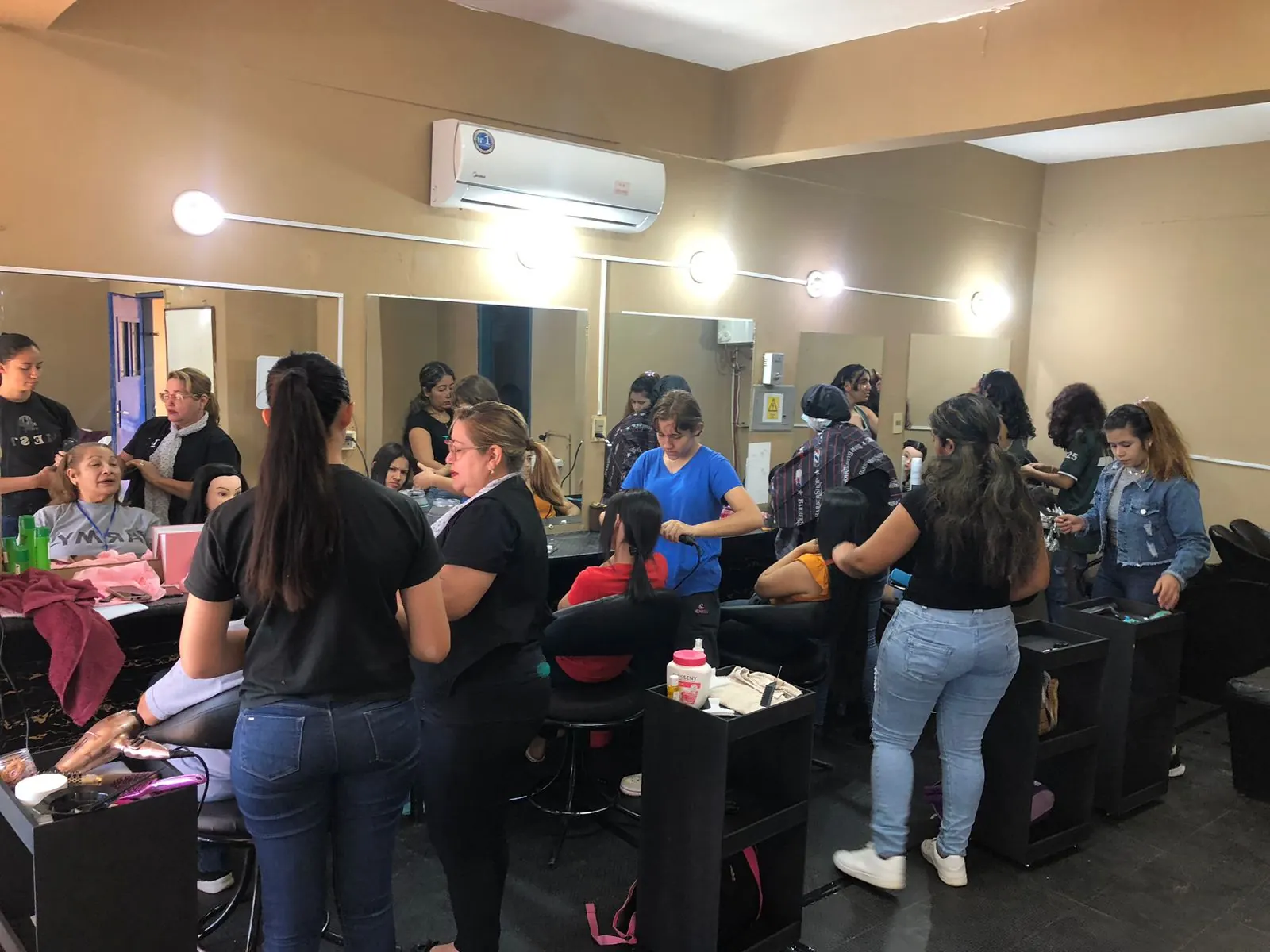 Aula de peluquería TAV con alumnas practicando peinados