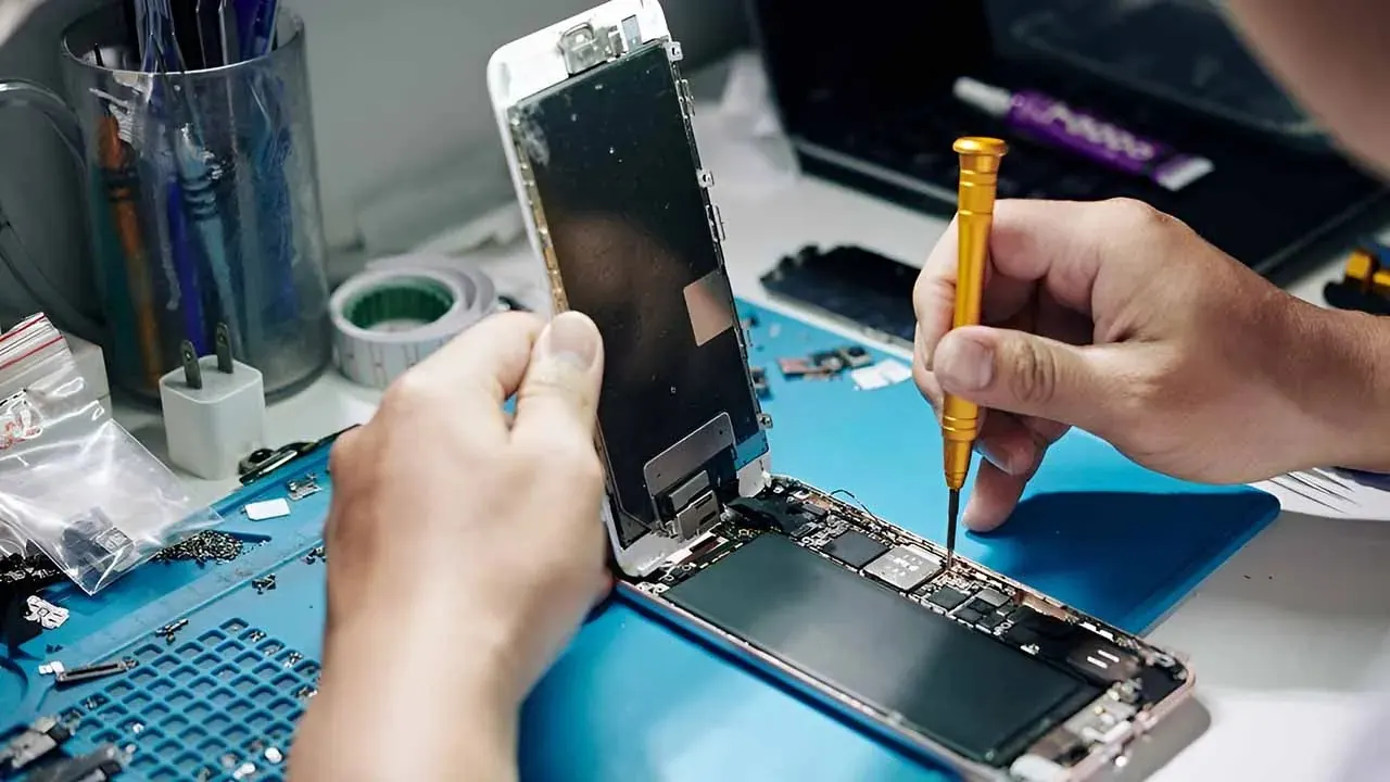 Práctica de Técnico en Celulares desarmando un equipo